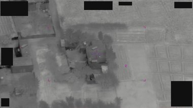 シリア上空の「いびつで不均一な白い光の球」 画面上部にハロー