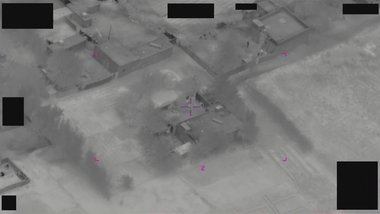 シリア上空、画面上端に現れた半楕円形の白と赤の光