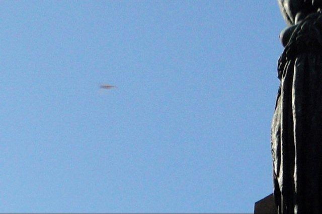 2011年5月18日にウルグアイ記念碑の近くのディスク飛行の南米で見つけられたUFO！